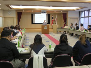 理事長の有馬が事業について説明する